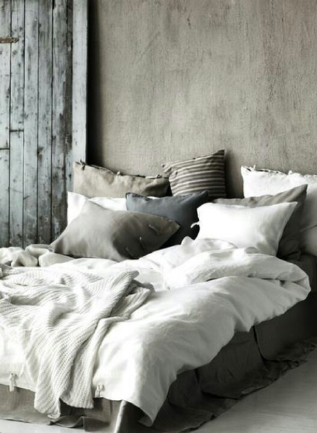 Idée déco pas chère pour la chambre : mixer les coussins !