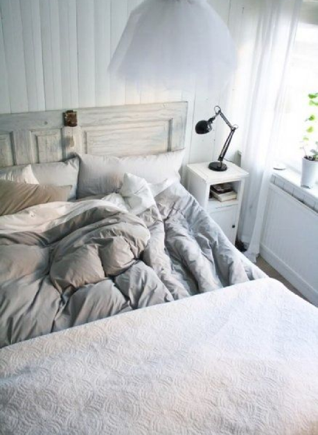 Idée déco pas chère pour la chambre : mixer les coussins !