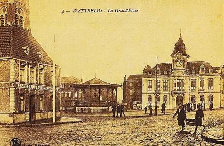 Photo ancienne de la place de Wattrelos avec son ancienne mairie, lieu où se déroulait les différentes fêtes ou manifestations de la ville.
