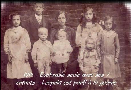 Ma grand-mère maternelle seule avec ses 7 enfants, après le départ de mon grand-père pour la guerre. La plus jeune sur ses genoux, à peine âgée d'un an est ma mère. Après les bombardements dans le Nord de la France ils évacuèrent tous dans le sud-ouest dans le dénuement total.
