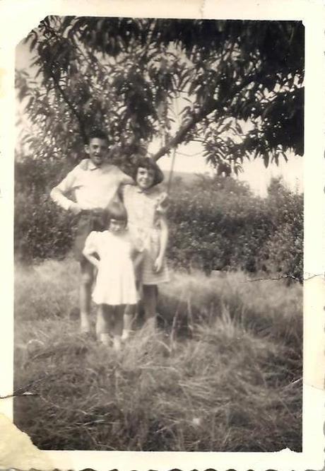 1958 - Notre jardin aux herbes folles, devant l'unique arbre du jardin un pêcher, mon frère, moi et ma petite soeur. 