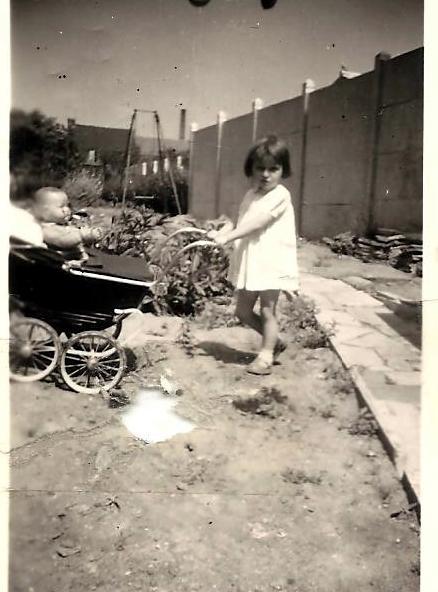 1958 - Ma petite soeur dans notre jardin encore en friche.