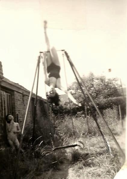 1961 - Dans notre jardin aux herbes folles, moi me prenant pour une trapéziste devant ma petite soeur admirative !!!