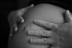 IVG : de la suppression de la « situation de détresse » Femme enceinte (Crédits : Elolozone, licence Creative Commons)