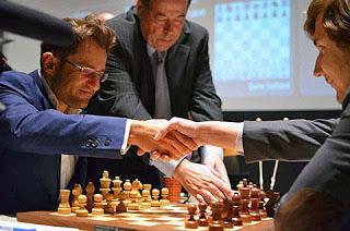 Echecs : Levon Aronian (2812) 1-0 Sergey Karjakin (2759) - Photo © ChessBase  