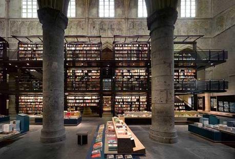 En promenade : La  Librairie Selexyz Dominicanen à Maastricht