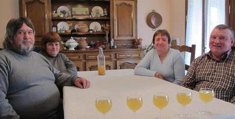 De gauche à droite Yves, sa femme Jeanine, Gisèle Simonnet la présidente et Pascal carburent aujourd'hui au jus de pommes. - De gauche à droite Yves, sa femme Jeanine, Gisèle Simonnet la présidente et Pascal carburent aujourd'hui au jus de pommes.