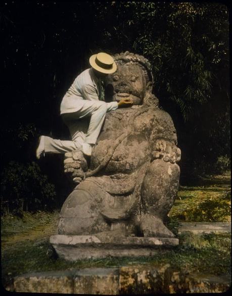 William Henry Jackson - Homme au chapeau sur une statue de Borobudur - Diapositive peinte - 1895