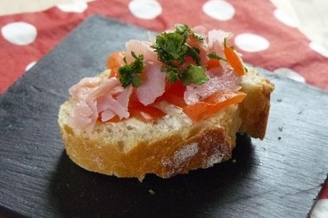 Toast apéritif au fromage frais, bacon et tomate