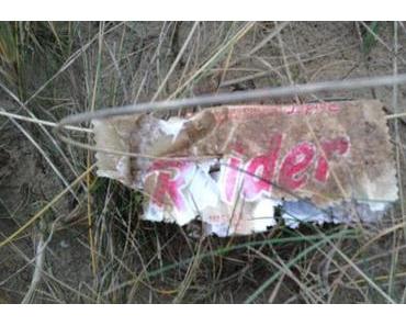 Un emballage « Raider » sur une plage Bretonne amuse la toile