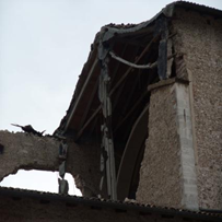 Charpente en béton armé ayant conduit à la destruction d'une église lors du séisme de l'Aquila