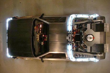 Fan de la saga  Retour vers le Futur ?! Voici une réplique de la célèbre DeLorean !