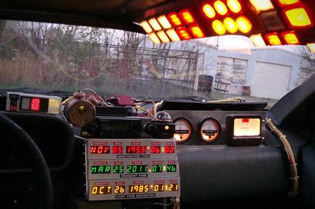 Fan de la saga  Retour vers le Futur ?! Voici une réplique de la célèbre DeLorean !