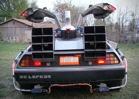Fan de la saga  Retour vers le Futur ?! Voici une réplique de la célèbre DeLorean !