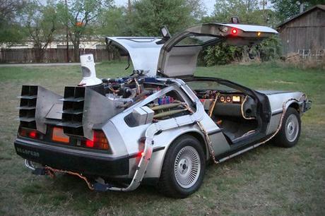 Fan de la saga  Retour vers le Futur ?! Voici une réplique de la célèbre DeLorean !