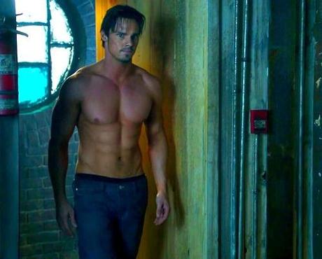 Jay Ryan dans le rôle de Vincent Keller