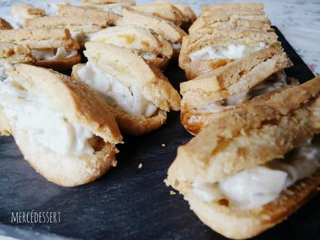 Mini éclairs salés à la crème d'oignon et bleu