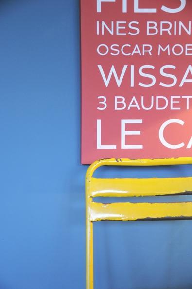 Une grande pièce à vivre réveillée factory chic