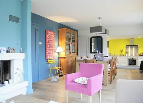 Une grande pièce à vivre réveillée salle à manger cuisine