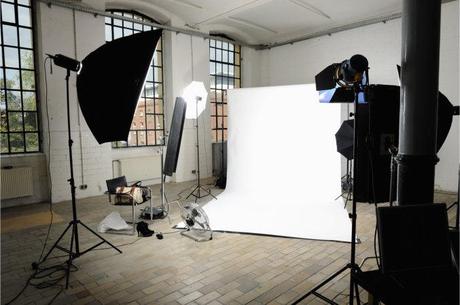 main indoor video lightening Plein feux sur 3 solutions peu coûteuses pour léclairage vidéo de vos scènes en intérieur