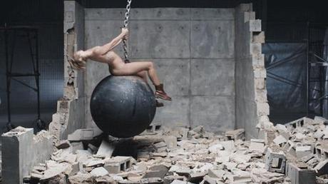 Miley-Cyrus-dans-Wrecking-Ball_visuel_galerie2