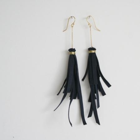 boucles-d-oreilles-pompons-d-alcantara-bleu-profond-or-1