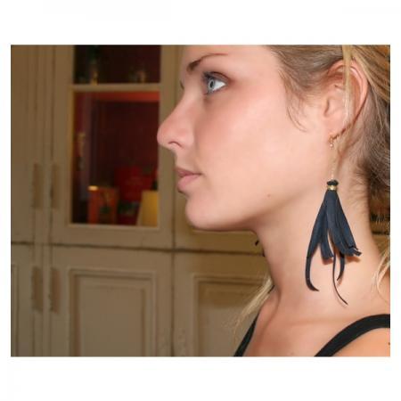 boucles-d-oreilles-pompons-d-alcantara-bleu-profond-or