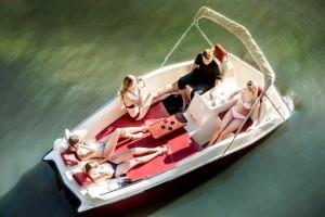 Le Joyboat est un petit bateau de loisir 100% électrique, destiné aux loisirs et au farniente en plein soleil dans des petites criques abritées !