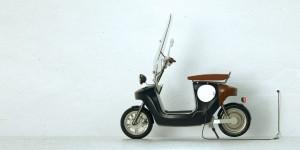 Un scooter électrique dont la carrosserie est réalisée à partir de matériaux naturels à base de plantes, conçu pour des balades jusqu'à 60 km.
