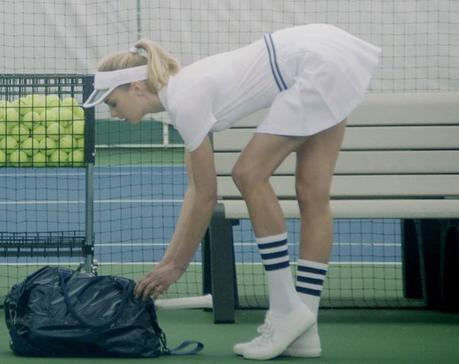 Une mannequin nous apprend à jouer au tennis