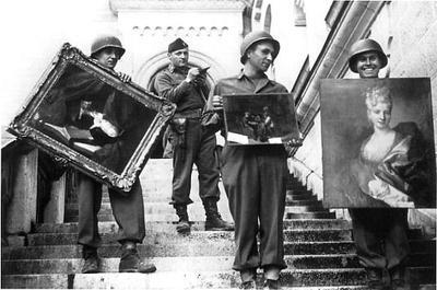 L'officier James Rorimer de la MFAA  supervise l'action de récupération par les soldats américains d'oeuvres spoliées par les nazis au château de Neuschwanstein en Allemagne pendant la Seconde Guerre Mondiale. / U.S. National Archives and Records Administration