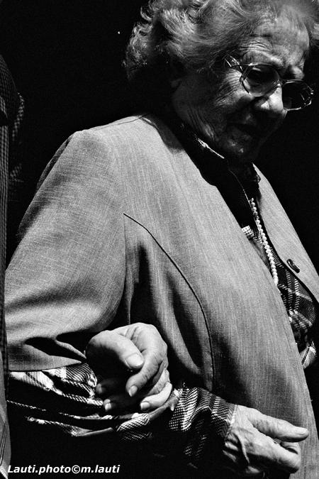 Bras dessus, bras dessous.