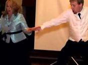 mère danse comme folle pour mariage fils