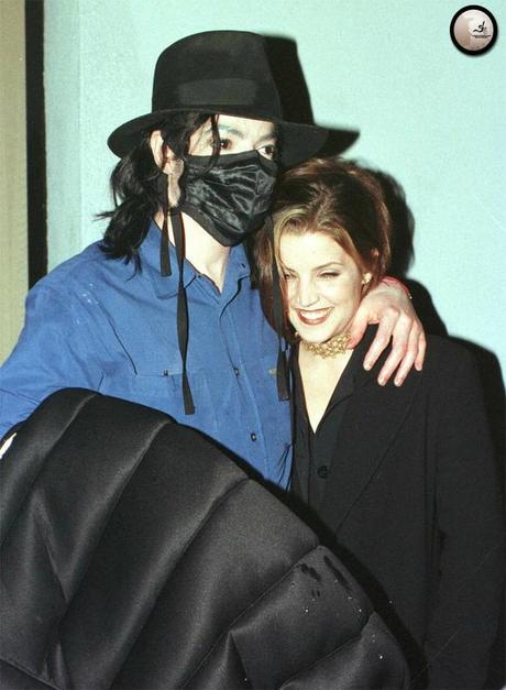 michael-and-ex-wife-lisa-marie-presley-share-an-intimate-moment-outside-of-the-ivy-restaurant-in-beverly-hills(116)-m-4