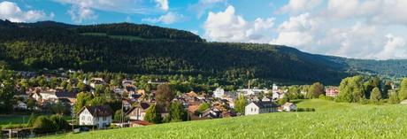 Photographie panoramique du village de Couvet, dans le Val-de-Travers