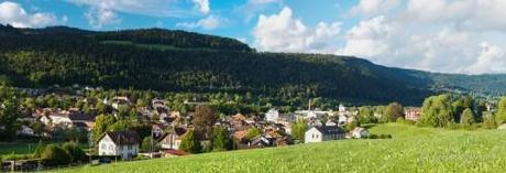 Photographie panoramique du village de Couvet, dans le Val-de-Travers