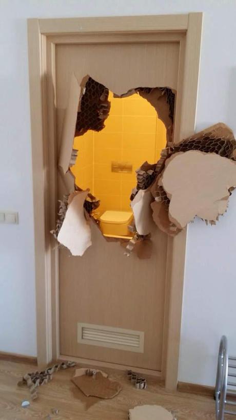 Sotchi : un champion de Bobsleigh défonce la porte de sa salle de bain bloquée