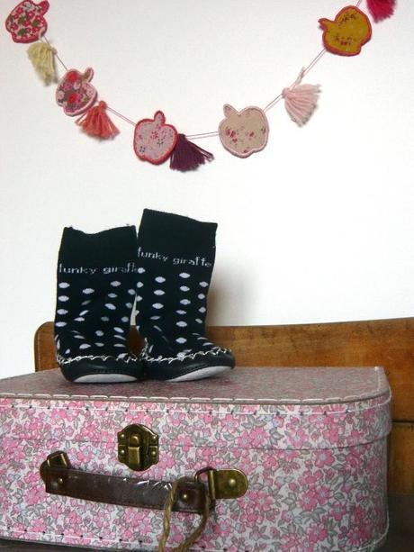 chaussons chaussettes funky giraffe regression valise carton fleurie