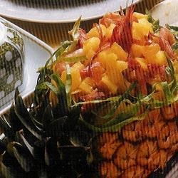 Salade de crabe en coque d'ananas