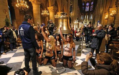 Action Femen en février 2013 dans la cathédrale de Paris (Crédits : Christian Alexandru, licence Creative Commons)