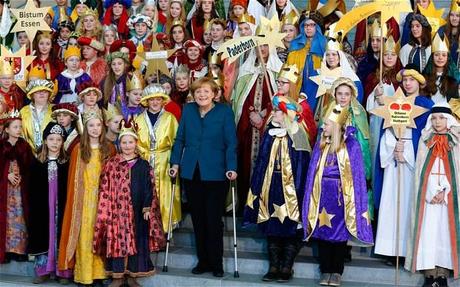 Angela Merkel apparaît sur des béquilles après un accident de ski