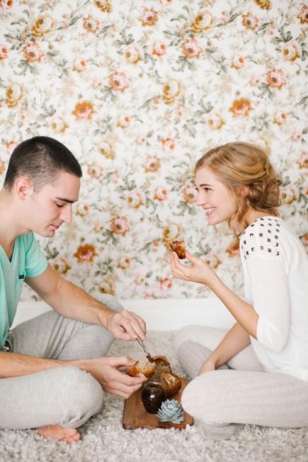 Couple-Eating-Bread-and-Jelly-600x900