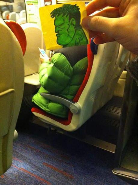 Cet illustrateur redessine la tête de ses voisins de train