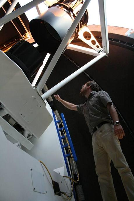 Le professeur Stefan Keller prés du télescope SkyMapper de l'Observatoire de Siding Spring