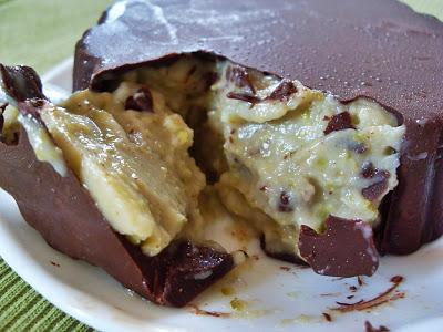 Crème glacée à la pistache en coque de chocolat noir (Vegan)
