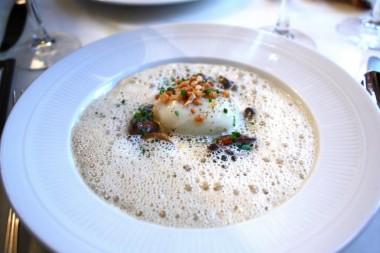 œuf moelleux aux champignons de Paris sauce au vin jaune 380x253