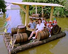 Bateau à pédales style radeau