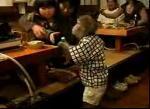 Un singe fait le service