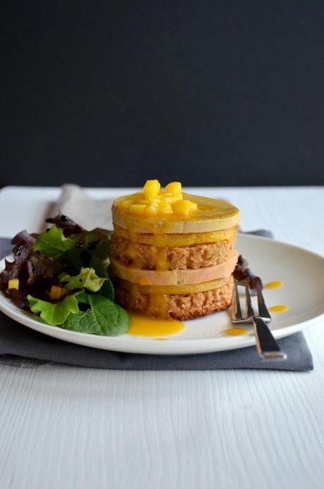 Foie gras, mangue rôtie et pain d’épices en mille-feuille et coulis mangue-passion