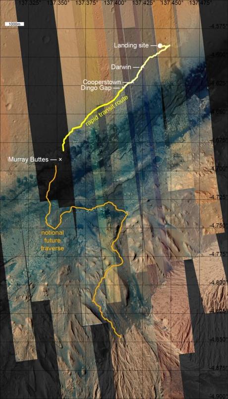 Periple de Curiosity superposé sur les images acquises avec la caméra HiRISE de la sonde spatiale Mars Reconnaissace Orbiter (MRO). Le rover qui a parcouru 4,97 km depuis son arrivée le 6 août 2012, a franchi avec succès le passage « Dingo Gap ». La base du Mont Sharp sont à environ 5 km